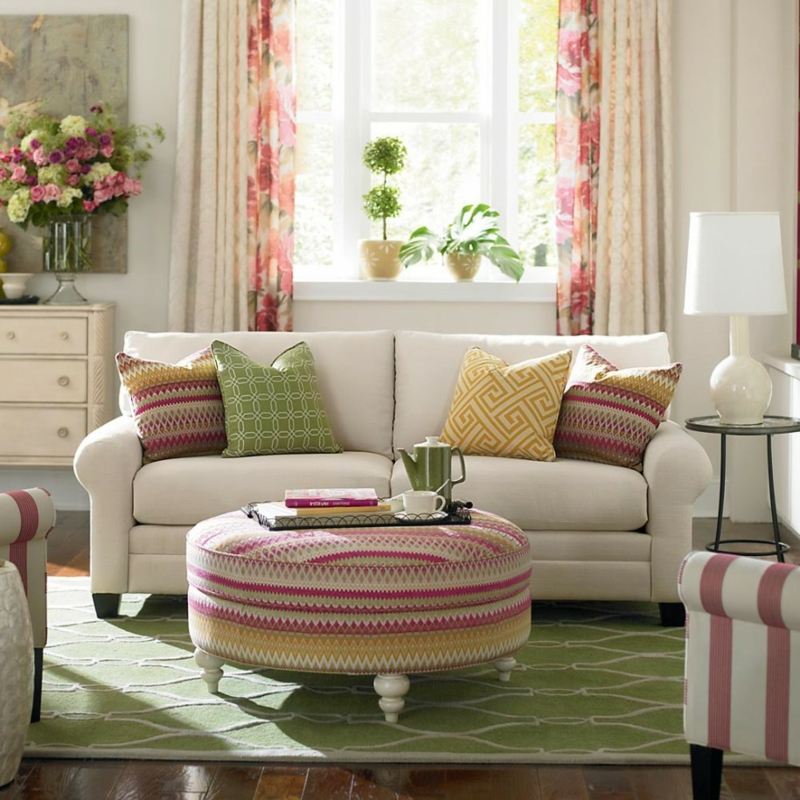 decoration-salon-textiles-intérieur-coussins-ottoman-motifs-chevron-dédale-rideaux-motifs-floraux