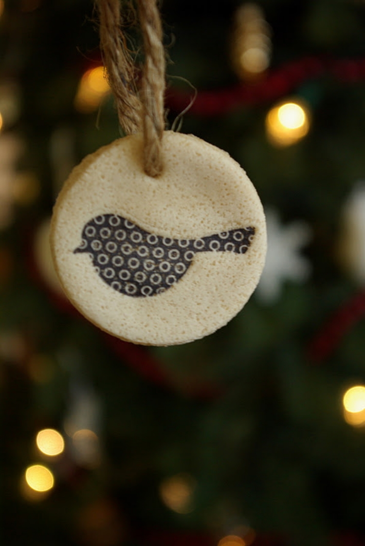decoration-sapin-Noel-pate-sel-ornement-rond-tamponné-encre-motif-oiseau décoration sapin de Noël