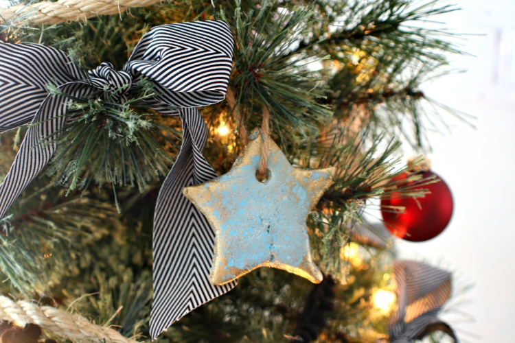 decoration-sapin-Noel-pate-sel-ornement-sapin-étoile-décorée-peinture-or-bleu décoration sapin de Noël