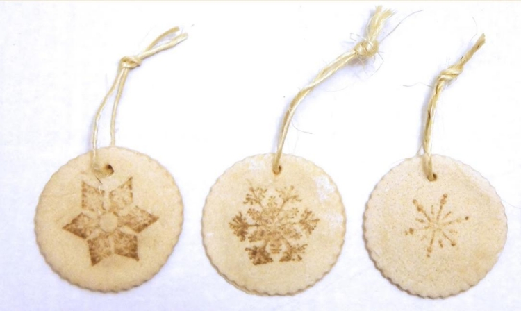 decoration-sapin-Noel-pate-sel-ornements-suspendre-motifs-flocons-neige décoration sapin de Noël