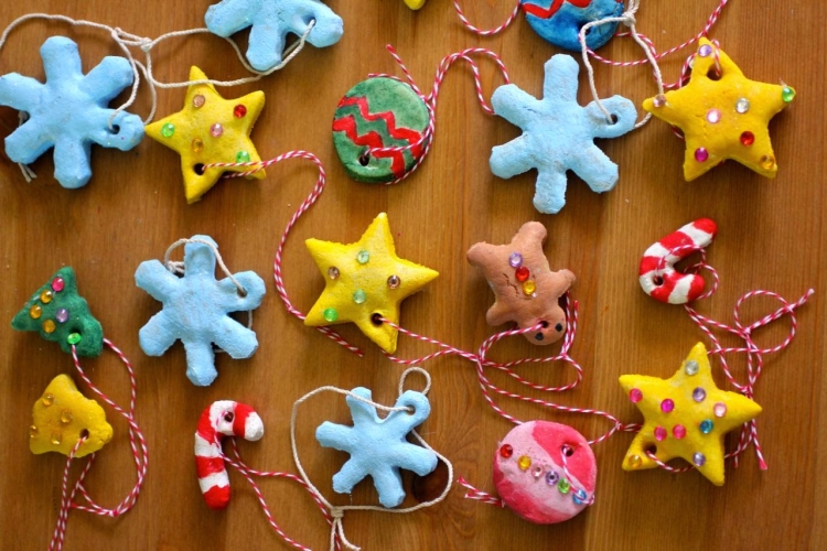 decoration-sapin-Noel-pate-sel-ornements-étoiles-bonhommes-flocons-neige-multicolores