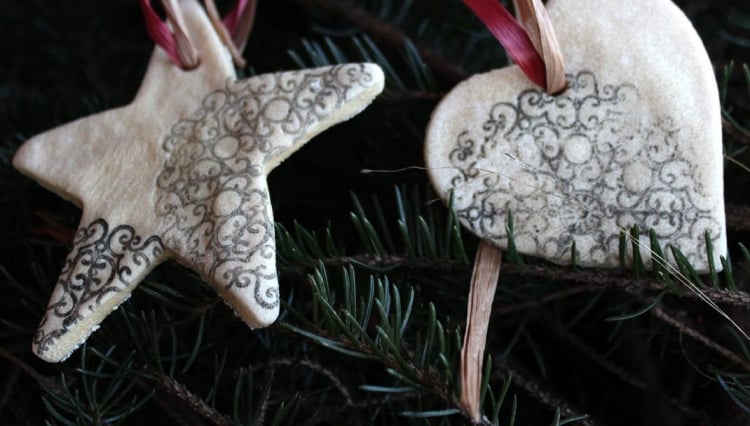 decoration-sapin-Noel-pate-sel-étoile-coeur-tamponnés-encre décoration sapin de Noël