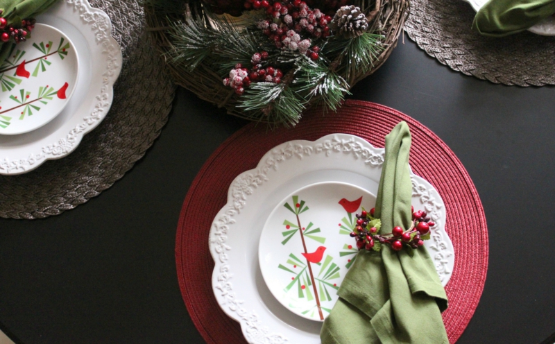 decoration-table-Noel-anneau-serviette-mini-couronne-vaisselle-motifs-oiseaux-sapins-arrangement-branches-baies-givrées
