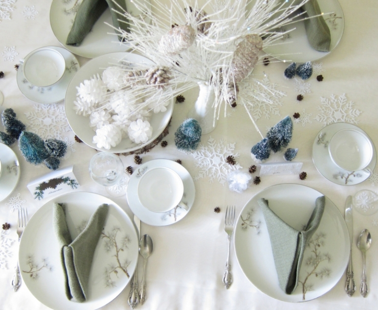 decoration-table-Noel-arrangement-branchettes-décoratives-blanches-cônes-blancs-mini-sapins