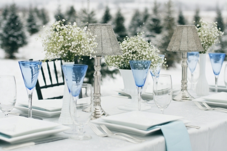 decoration-table-Noel-blanche-bouquets-gypsophiles-verres-bleus