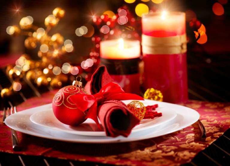 decoration-table-Noel-bougies-cylindriques-rouges-serviette-rouge-boules-noel-napperon-motifs-or décoration de table de Noël