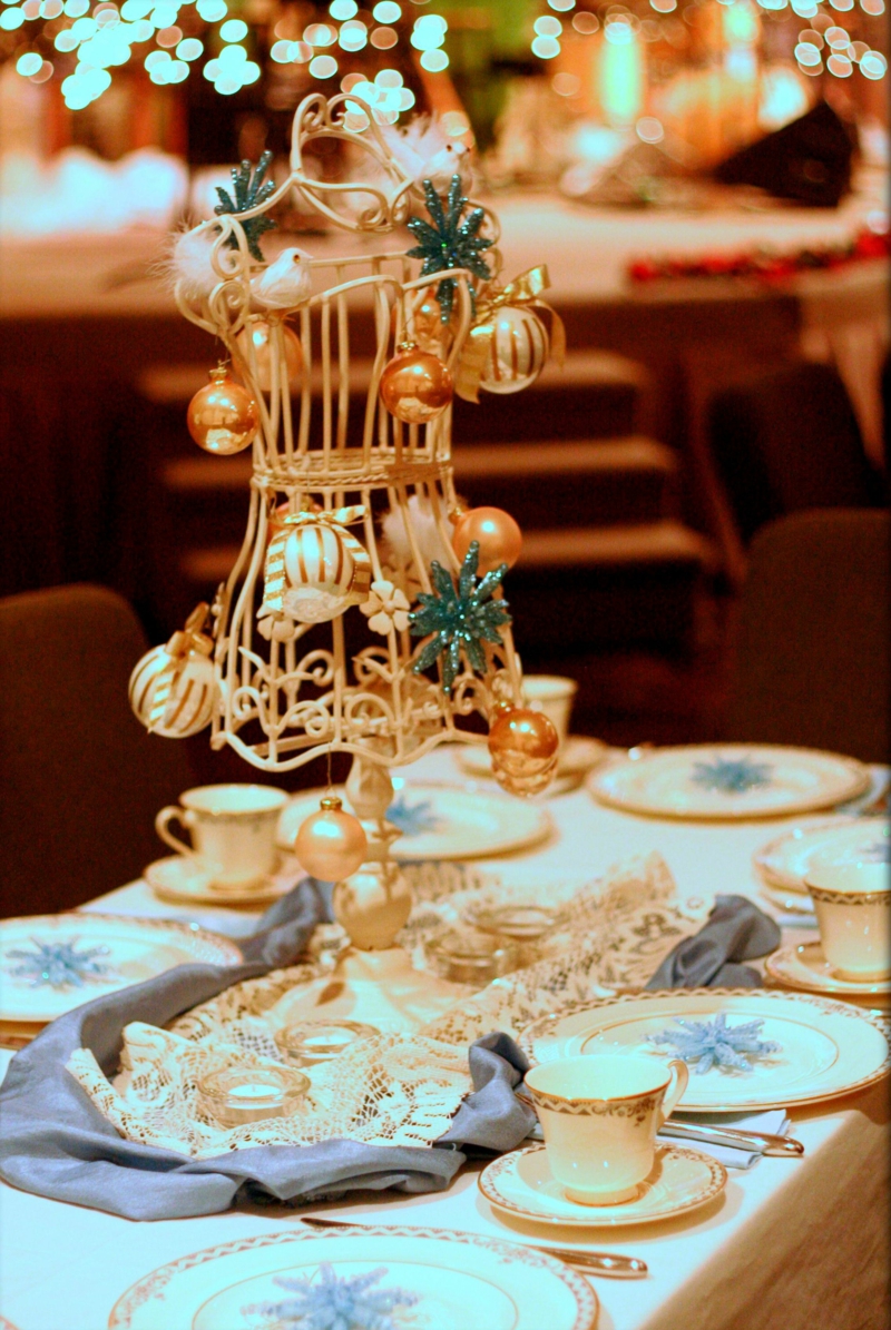 decoration-table-Noel-boules-Noel-flocons-neige-paillettés-chemin-table-bleu-clair-dentelle