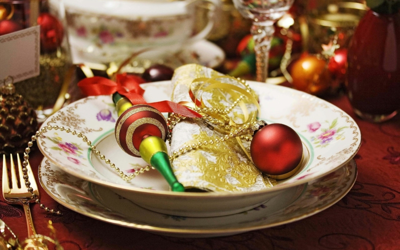 decoration-table-Noel-boules-noel-rouges-cimier-rouge-vert-serviette-couleur-or