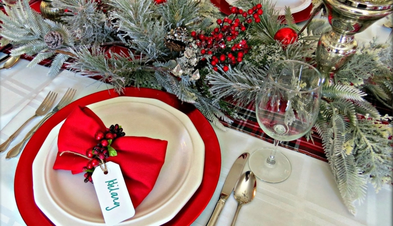 decoration-table-Noel-centre-table-branches-sapin-givrées-baies-serviette-rouge-anneau-baies-décoratives