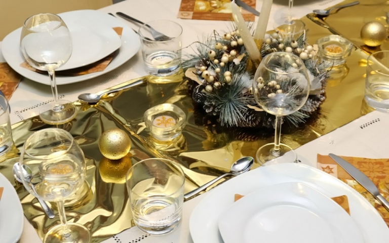decoration-table-Noel-centre-table-couronne-pommes-pin-chandelles-boules-noel-chemin-table-or