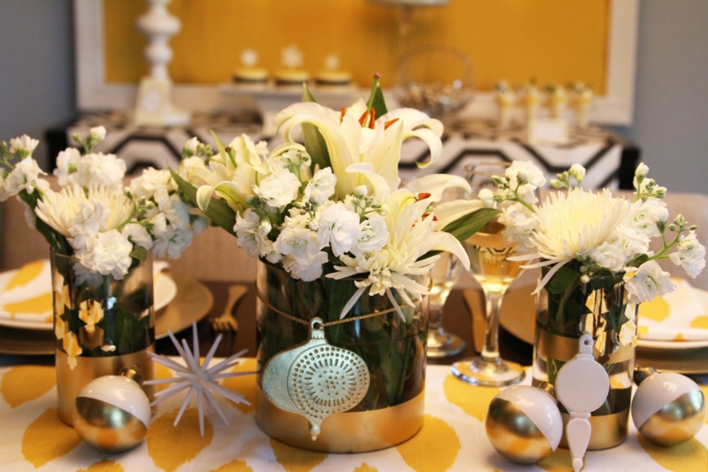 decoration-table-Noel-centre-table-fleurs-blanches-boules-noel-blanc-argent