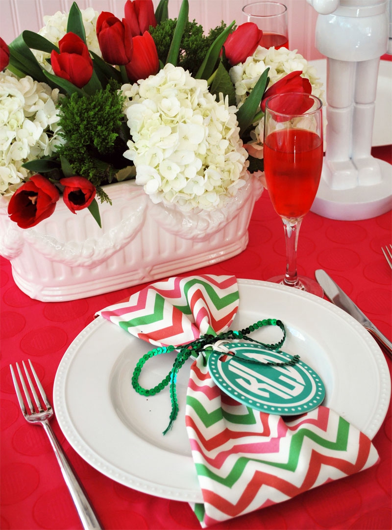 decoration-table-Noel-centre-table-floral-hortensia-tulipes-rouges-serviette-motif-chevron-nappe-rouge décoration de table de Noël