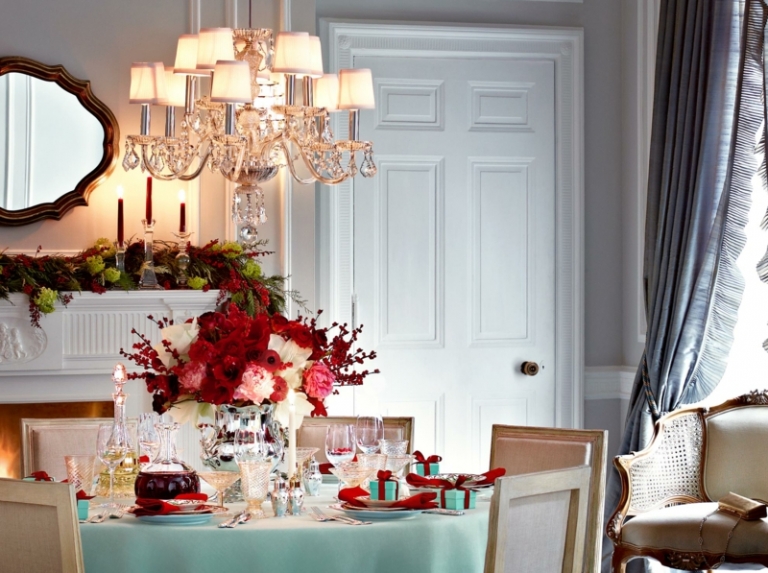 decoration-table-Noel-centre-table-floral-rouge-rose-nappe-bleu-pâle-boîtes-cadeaux-bleu-rouge décoration de table de Noël