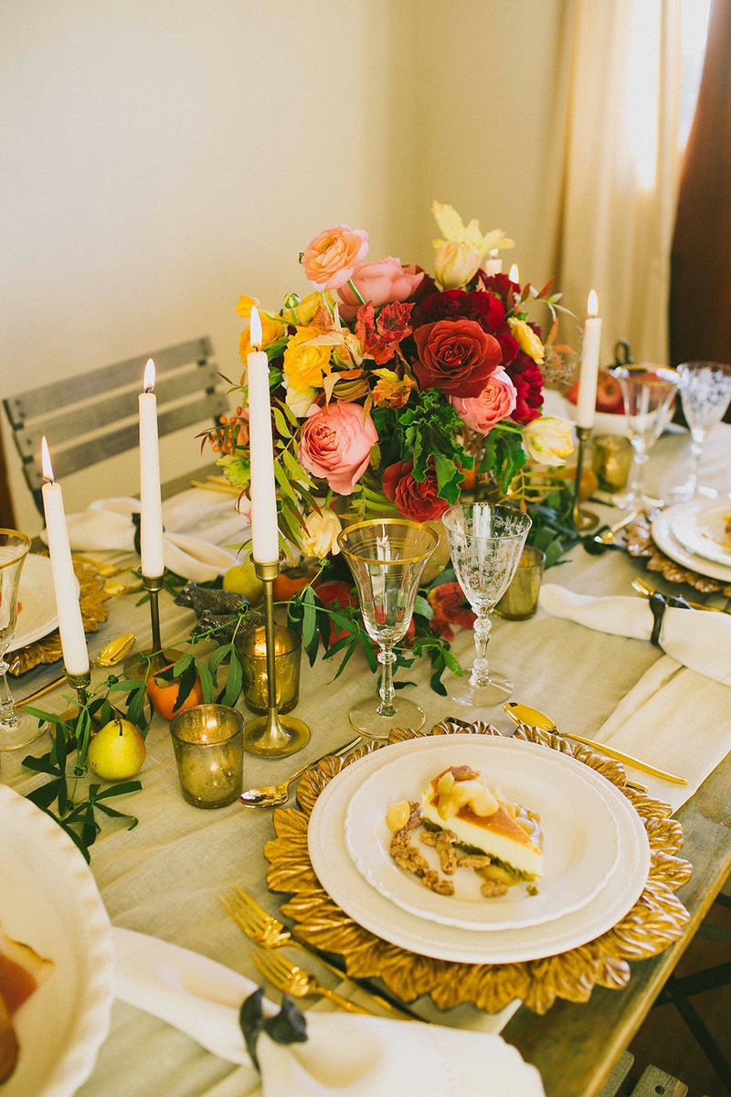 decoration-table-Noel-centre-table-roses-chandelles-blanches-poires