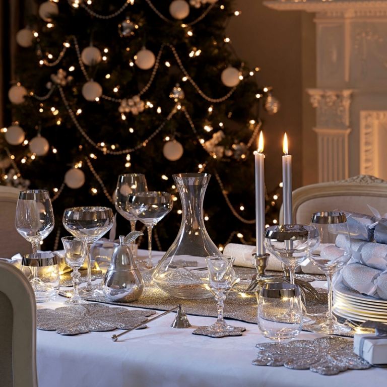 decoration-table-Noel-chandelles-argentées-dessous-assiette-couleur-argent-boules-noel-guirlandes