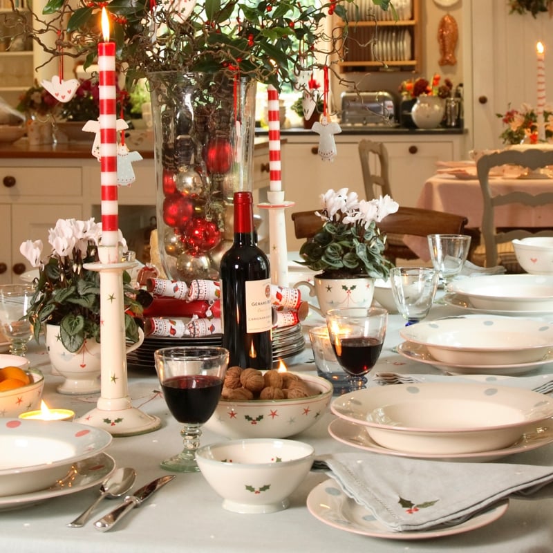 decoration-table-Noel-chandelles-rayées-blanc-rouge-arrangement-boules-noel-noix décoration de table de Noël