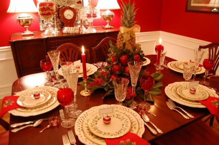 decoration-table-Noel-chandelles-rouges-centre-table-pommes-feuilles-ananas-verres-rouges