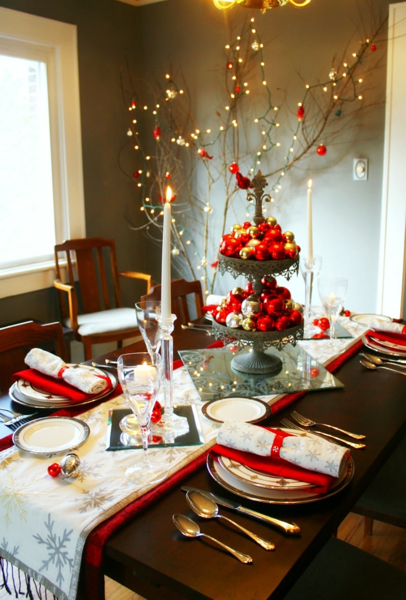 decoration-table-Noel-chemin-table-motif-flocon-neige-chandelles-blanches-arrangement-boules-noel-rouge-or