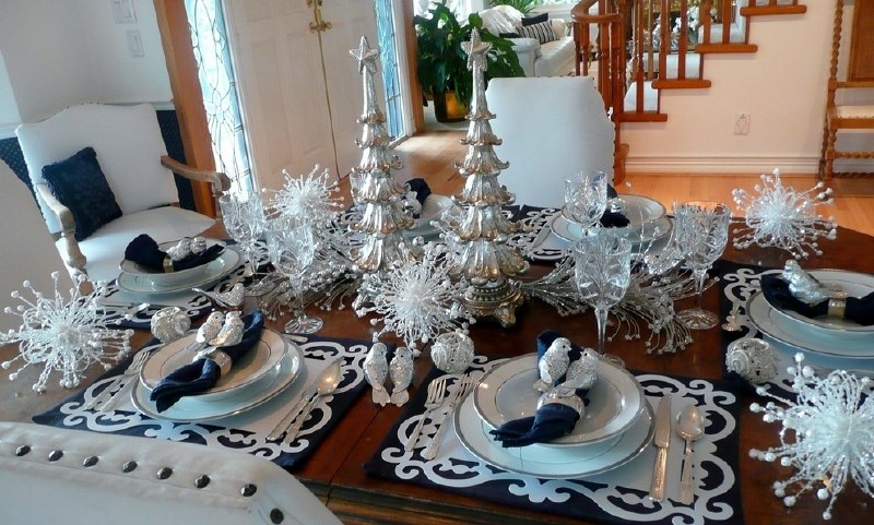 decoration-table-Noel-dessous-assiette-bleu-blanc-figurines-sapins-argentés-oiseaux