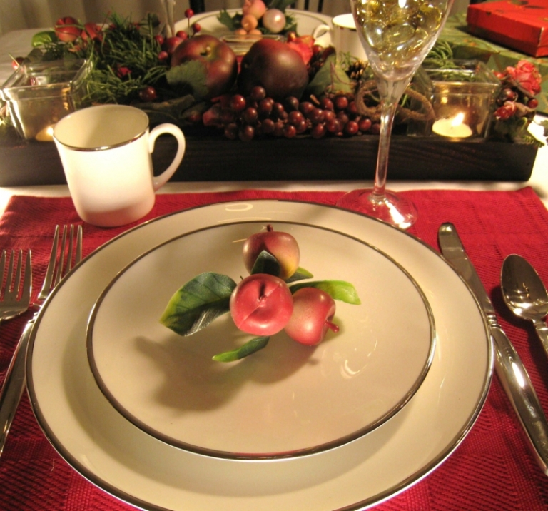 decoration-table-Noel-déco-assiette-pommes-artificielles-centre-table-pommes-baies-rouges