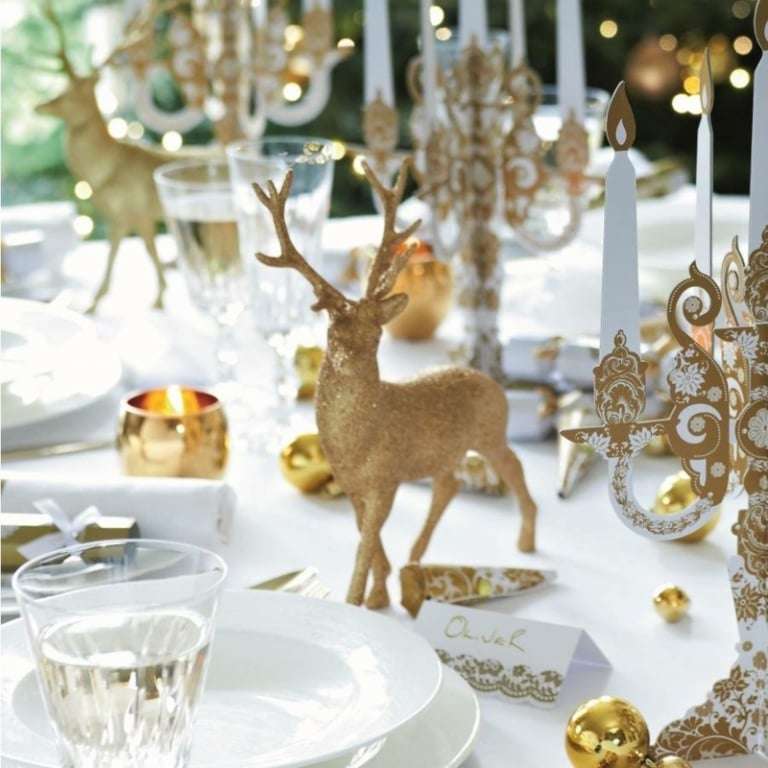 decoration-table-Noel-figurine-cerf-or-chandeliers-papier-boules-noel-or décoration de table de Noël