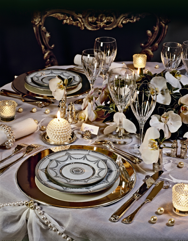 decoration-table-Noel-glamour-bougies-déco-perles-blanches-centre-table-orchidées
