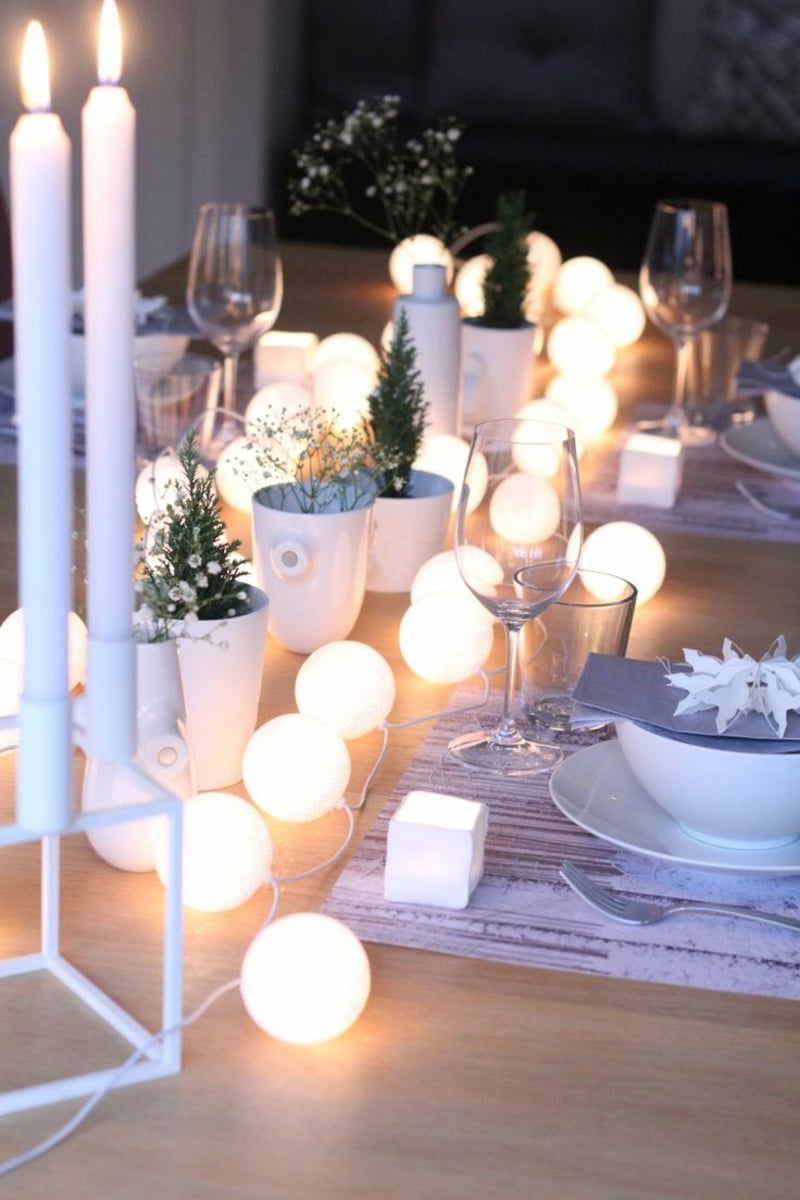 decoration-table-Noel-guirlande-lumineuse-boules-chandelles-blanches-mini-sapins-décoratifs