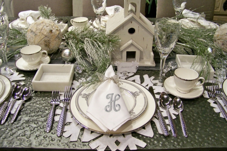 decoration-table-Noel-maison-blanche-boule-noel-argent-napperon-flocon-neige