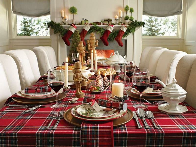decoration-table-Noel-nappe-carreaux-rouge-papillotes-noel-chandelles-blanches-figurines-bois décoration de table de Noël