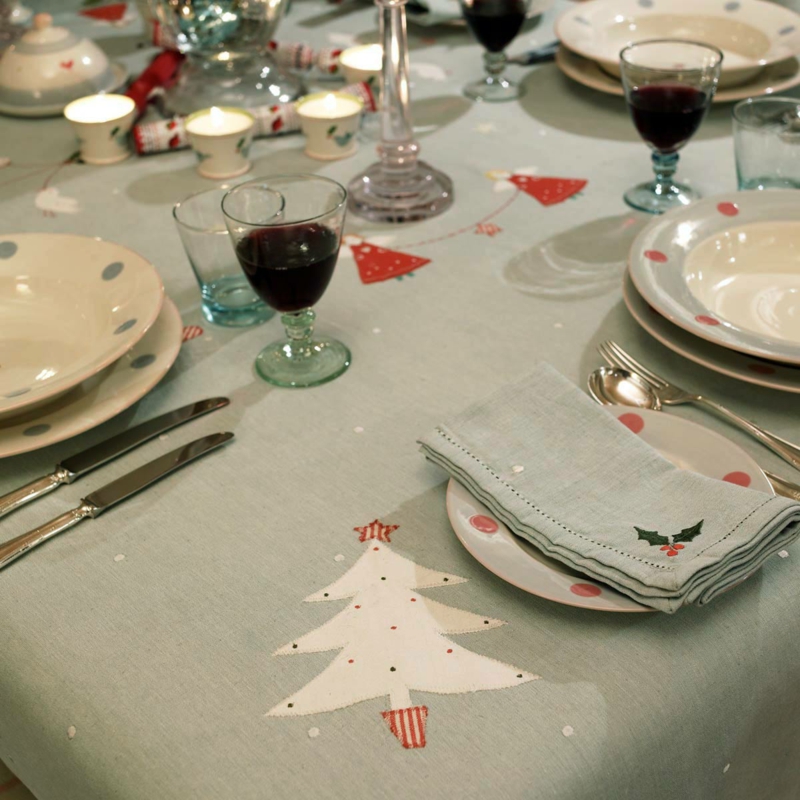 decoration-table-Noel-nappe-gris-clair-motif-sapin-anges-bougies-chauffe-plat