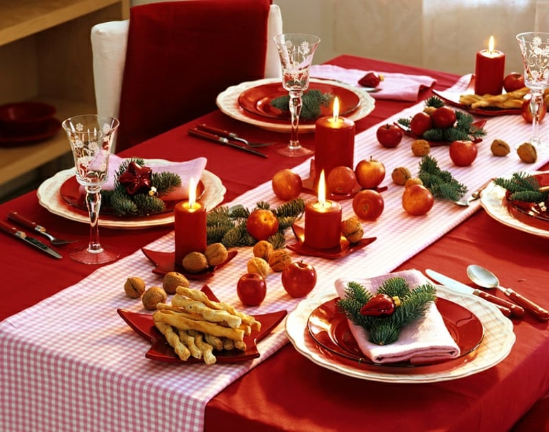 decoration-table-Noel-nappe-rouge-chemin-table-carreaux-bougies-cylindriques-pommes-vaisselle-rouge