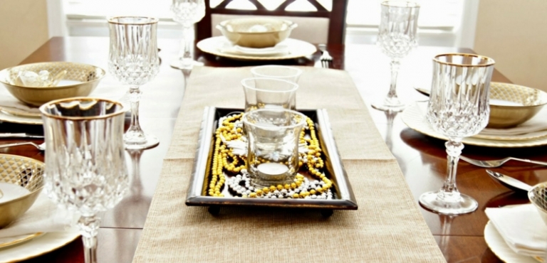 decoration-table-Noel-porte-bougie-verre-guirlandes-perles-or-argent-chemin-table-toile-lin