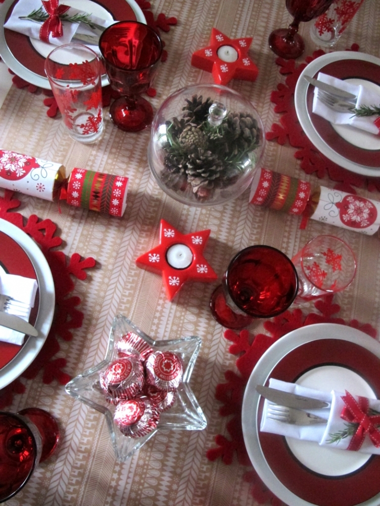 decoration-table-Noel-porte-bougie-étoile-papillotes-nel-dessous-assiette-flocon-neige