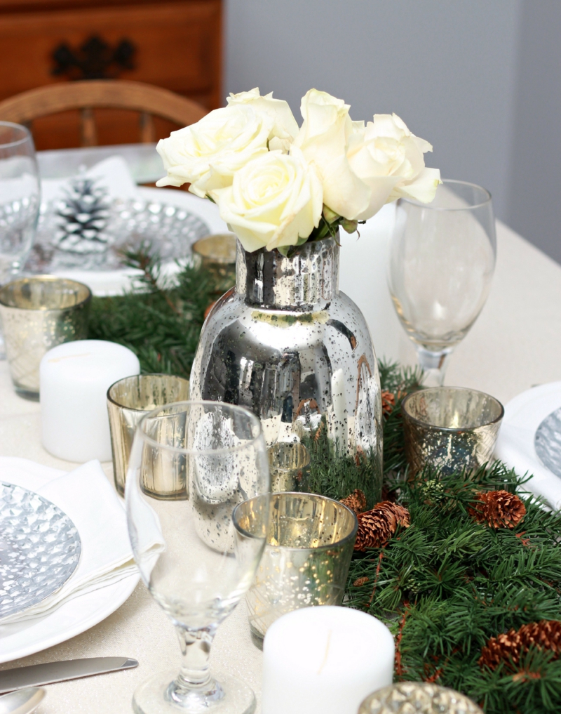 decoration-table-Noel-roses-blanches-vase-argent-branche-sapin-décorative