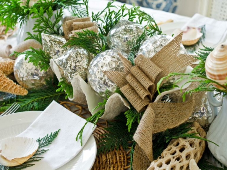 decoration-table-Noel-rustique-centre-table-jute-boules-noel-argent-branches-cyprès