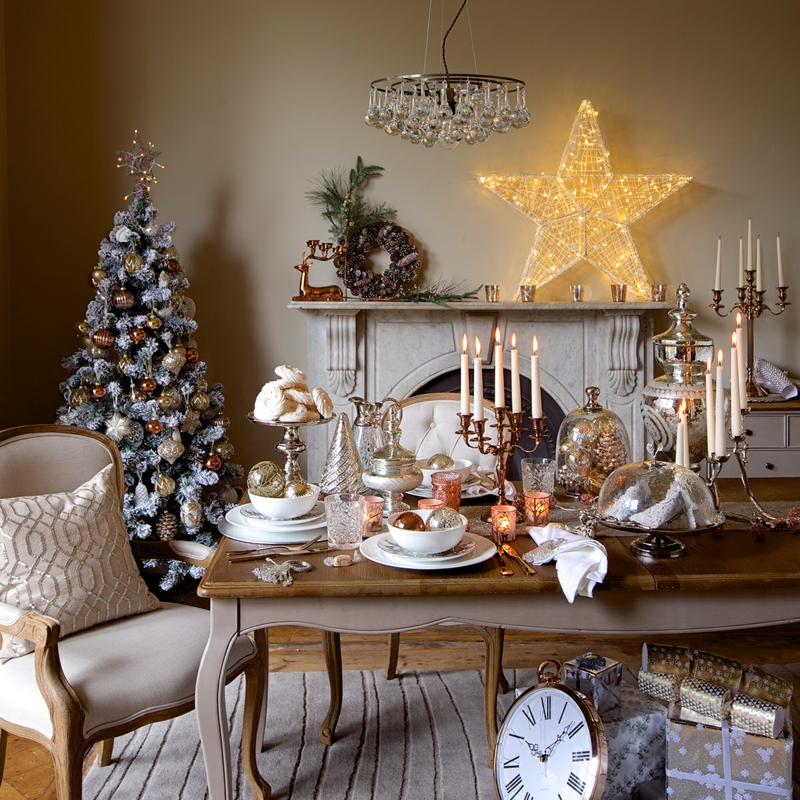 decoration-table-Noel-rustique-romantique-chandelier-cuivre-figurine-sapin-argent-boules-noel-étoile-lumineuse