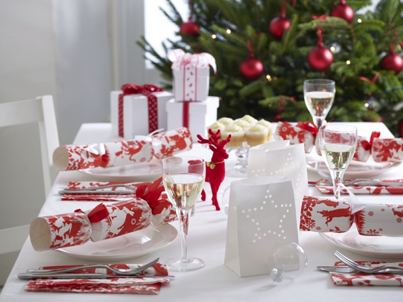 decoration-table-Noel-sacs-cadeaux-papier-figurine-cerf-rouge-bonbon-papillote