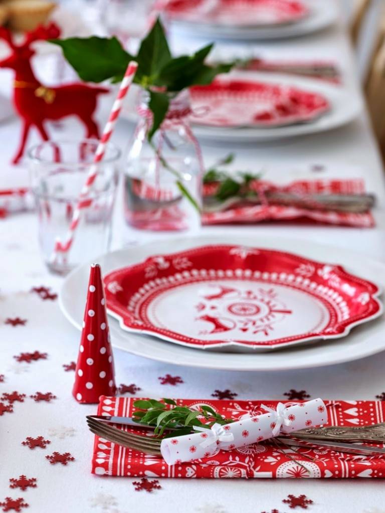 decoration-table-Noel-scandinave-nappe-blanche-motif-flocons-neige-rouges-vaisselle-rouge-blanc