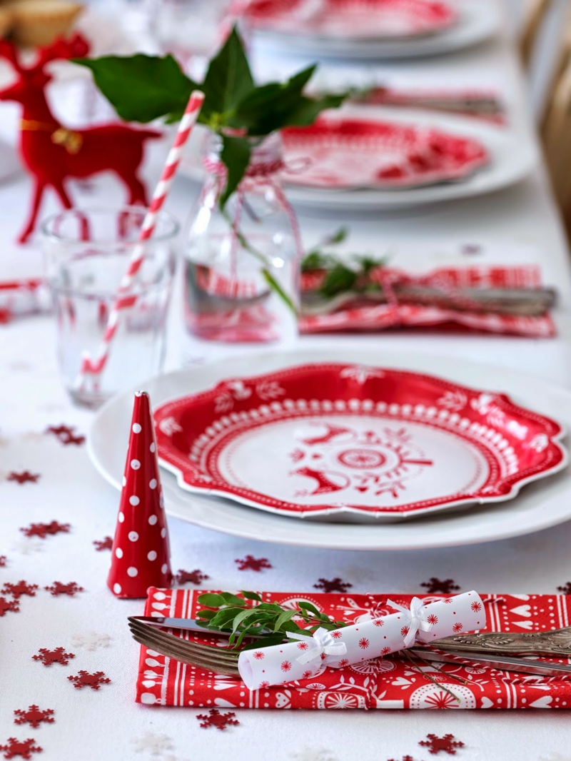 decoration-table-Noel-scandinave-nappe-blanche-motif-flocons-neige-rouges-vaisselle-rouge-blanc