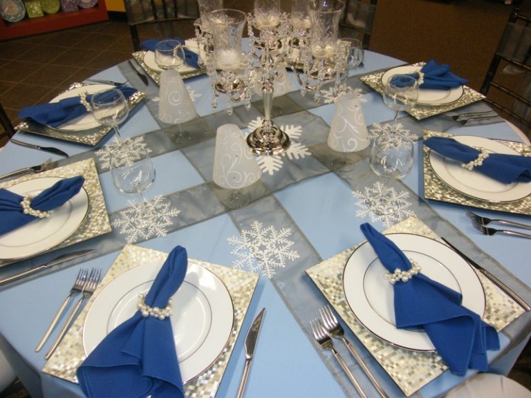 decoration-table-Noel-serveittes-bleues-anneaux-perles-nappe-bleue-motif-flocon-neige