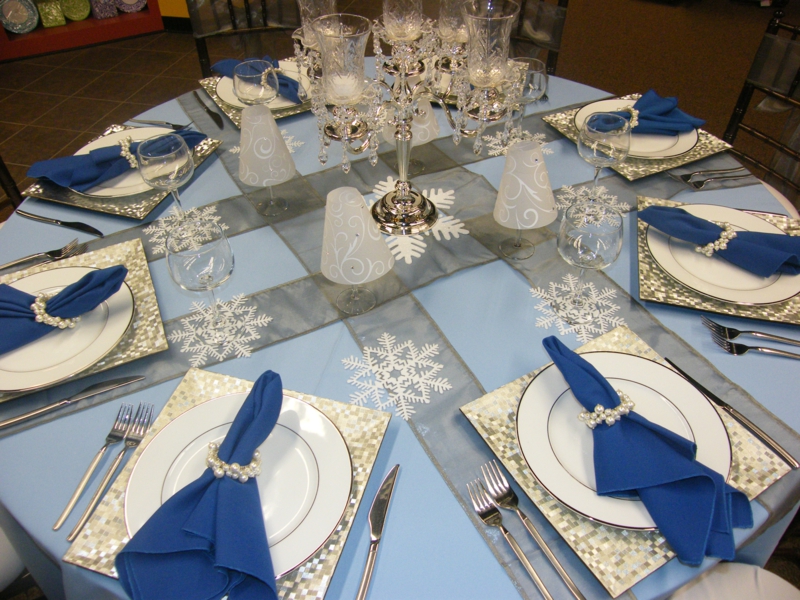 decoration-table-Noel-serveittes-bleues-anneaux-perles-nappe-bleue-motif-flocon-neige