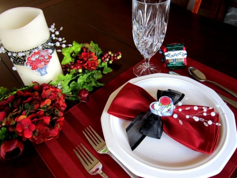 decoration-table-Noel-serviette-rouge-bougie-cylindrique-hortensia-rouge