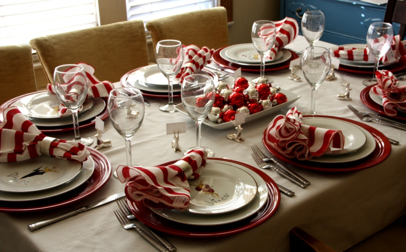 decoration-table-Noel-serviettes-rouge-blanc-boules-noel-rouge-argent-figurines-cerfs