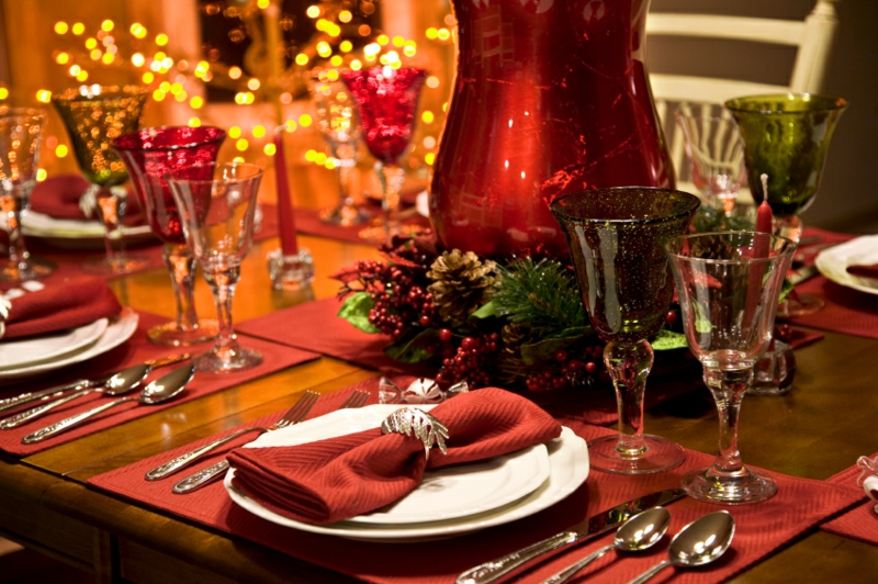 decoration-table-Noel-serviettes-rouges-vase-rougecouronne-pommes-pin-baies-branches-décoratives