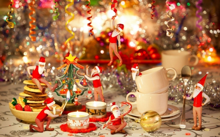 decoration-table-Noel-tasses-porcelaine-blanches-figurines-elfes-biscuits-bougies décoration de table de Noël