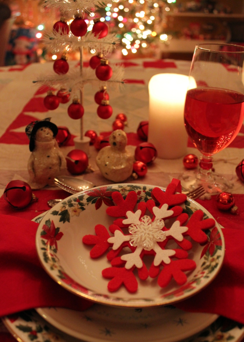 decoration-table-Noel-traditionnelle-rouge-blanc-boules-noel-grelots-ornement-flocon-neige