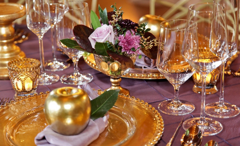 decoration-table-Noel-vaisselle-couleur-or-pommes-dorées-bouquet-roses