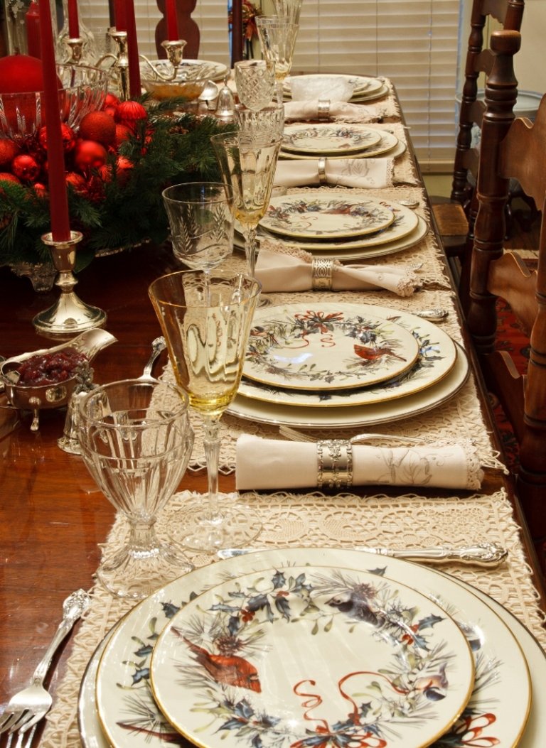 decoration-table-Noel-vintage-boules-noel-rouges-chandelles-rouges-napperons-dentelle