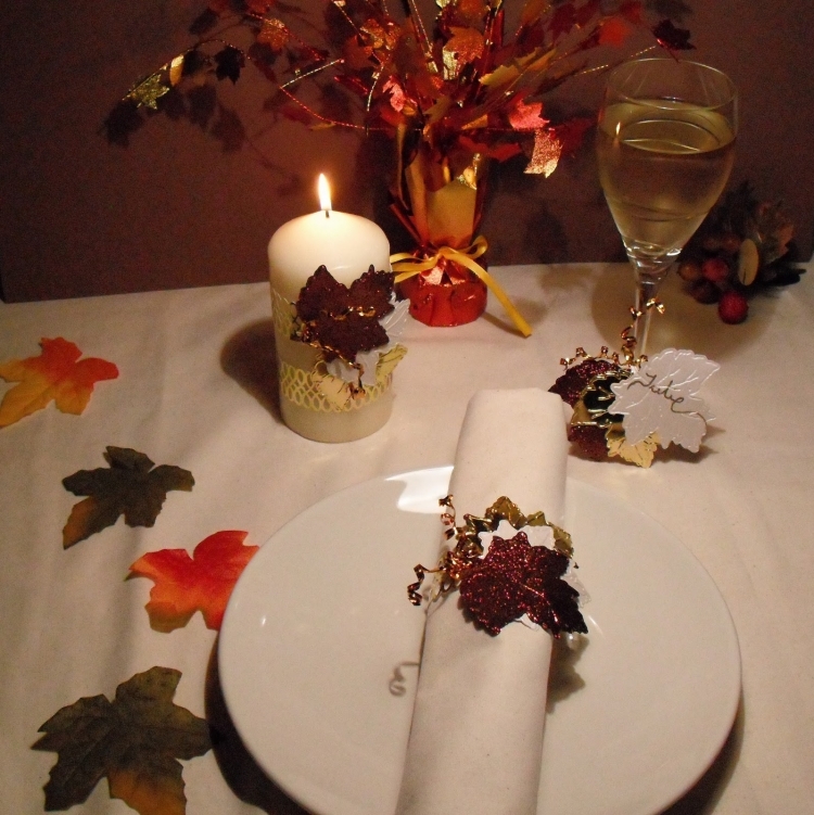 decoration-table-automne-anneau-serviette-feuilles-décoratives-pailletées-bougie-cylindrique
