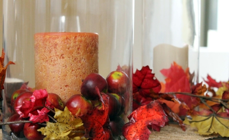 decoration-table-automne-arrangement-bougie-cylindrique-pomes-feuilles-rouges